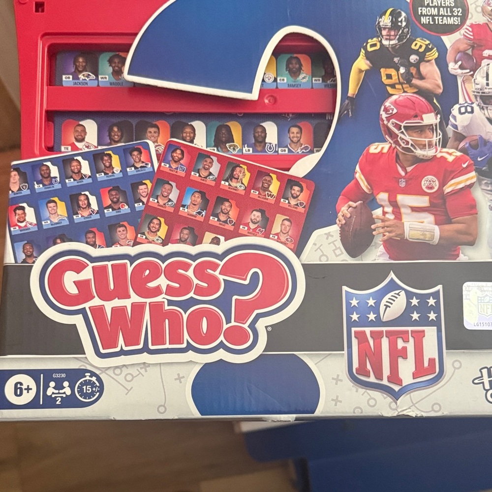 Hasbro Guess Who? NFL Edition - Red/Blue